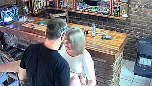 Hé, mijn vrouw betrapt op vreemdgaan op camera in publiek upskirt!