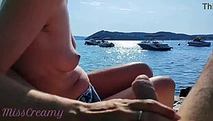 Francuska MILF robi ręczną robotę, szokując nieznajomego na nagiej plaży