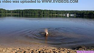 Neden o çıplak kız kıyafetleri yırtılmış halde halk plajında çıplak yüzüyor?