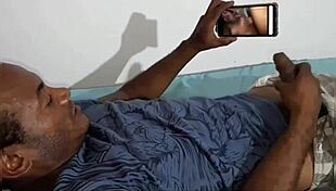 deitado na cama vendo os v�deos de ester tigresa tocando aquela bronha mas n�o imaginava que ela ia chegar ali no quarto e d� a buceta para ele