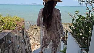 La tipa voyeur scuote il culo all'aperto per vicini curiosi