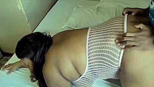 Verdammt! Stiefmutter solo erwischt, Stiefsohn knallt ihre nasse Muschi hart!