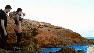 מתאגרף קשור ומקבל סטירות לפני ליקוק התחת של האדון!