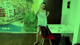 Podvádzajúca šlapka horúca manželka MILF sa drbe s iným mužom, keď je manžel preč