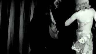 Vintage Güzellik Eğilip Köpek Pozisyonunda Canavar Sikle Sikişiyor