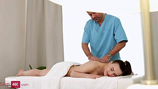 ว้าว, Baby Bamby ที่น่าดึงดูดโดนครีมพายอย่างหนักในร้าน! 😍