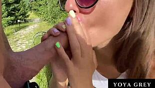 Kockázatos szabadban kutyaállásban magas barna csajjal etno falusi ranchon