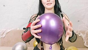 يا، تيفا لوكهارت تفعل الشريرة بفجر بالونات بيديها، عايز تشوف؟