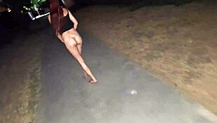 Married fanny exposes her ass without panties in public 😏