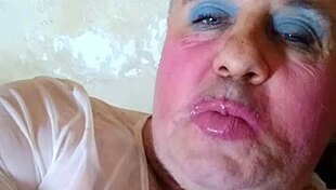 Rozkošná TS Janine zdieľa svoj príbeh pred tým, ako sa rozdivočí. Teaseuje každým pohybom v centre pozornosti.