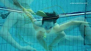 Pertunjukan Bawah Air Lada Poleshuk dengan Tetas Besar dan Rambut Pendek Terkejut