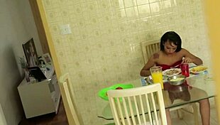 padrasto filma enteada almocando sem calcinha no voyeur.