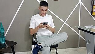 Lucky Delivery Guy Fucks Vayoleth's Pussy For Payment In Homemade Scene