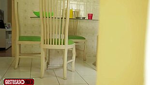 padrasto filma enteada almocando sem calcinha no voyeur.