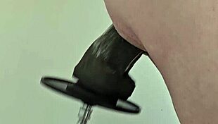 巨大黒ディルドがマシンで横からアナルをファック