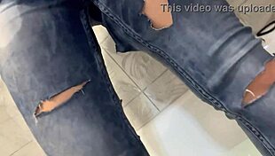 دش في ملابس مبللة يشعر بالجنون