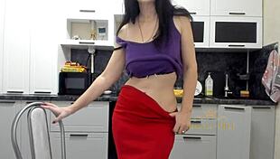 Milf brunetă sexy și excitată Angela se dezbracă în bucătărie pentru iubitul tânăr