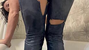 دش في ملابس مبللة يشعر بالجنون