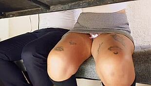 masturbando a mi compañero en el salón