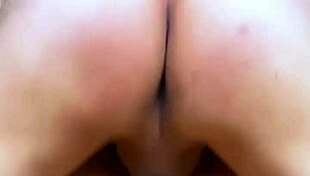 La estudiante acaricia suavemente el cuerpo de su compañero despertando deseo