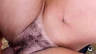 Mädchen mit natürlichen Titten bekommt Muschi-Creampie-Fick auf Strandfelsen mit intensivem Sex