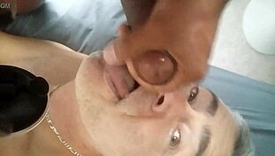 Almuerzo líquido se convierte en sesión deepthroat con corrida para ella