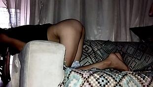 nos levantamos temprano a follar y mientras la penetraba ella estaba vigilante para que no nos descubrieran