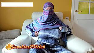 Perzsa nagy cicis feleség hidzsábban csábít muszlim webcam szex show-ban