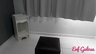 morena gostosa ficando molhadinha com o velho