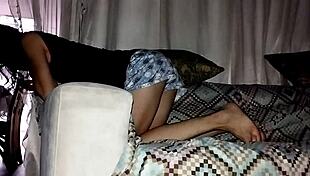 nos levantamos temprano a follar y mientras la penetraba ella estaba vigilante para que no nos descubrieran