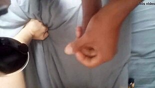 Almuerzo líquido se convierte en sesión deepthroat con corrida para ella