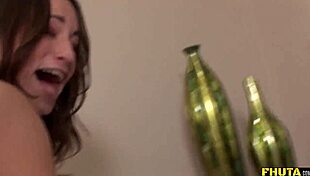 Babe flexible avec chatte rasée prend une creampie rough et gaping d'une bite noire