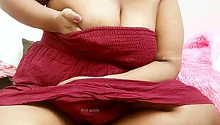 Indian Desi Aunty With Sexy Tits 😍