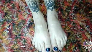 i pour oil on my tattooed feet for jerk off fun