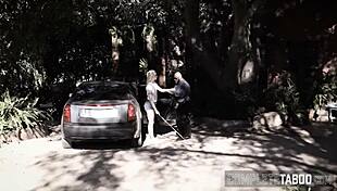 يا رجل، هذه الفتاة العمياء المراهقة تُنيك محرم بقوة شديدة