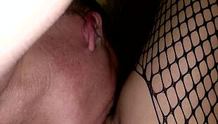 Isteri nikmati saat intim dengan lingerie dan pandangan dekat