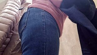 イタリアの継母の超毛むくじゃらマンコが洋服店で晒される、くそ！ 😳