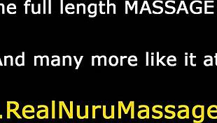 큰 가슴 마사지사가 뜨거운 누루 마사지에서 블로우잡