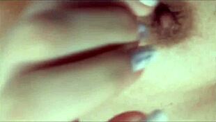 novinha gostosa se masturbando sozinha com peitos pequenos