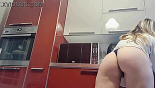 Loira limpando a casa so de calcinha