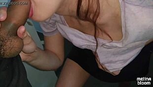 Na escadaria do prédio, bati uma e enchi a boca de porra em público!