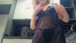 Loira gostosa shows off big ass in kitchen for solo masturbation. Latina fetish at its finest.