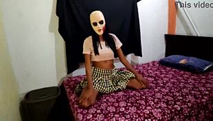 Estudiante morena recien iniciada en el mundo porno se trepa a la cama y comienza a bailar sexy mientras espera a su novio para tener sexo porno de estudiantes porno en halloween