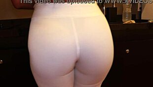 Juliacarioca in white leggings, showing off huge tanned ass. Anyone wanna join me?