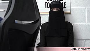 Süße muslimische Chick erwischt beim Verstecken gestohlener Waren unter Klamotten im Laden, gebeugt für Realitätscheck