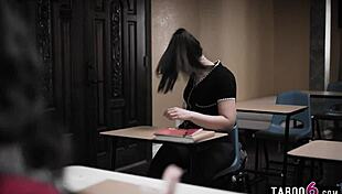 啦啦队长年轻18+索菲亚伯恩斯接受老师佩妮巴伯的肛交，她的继子加入为了更好成绩。