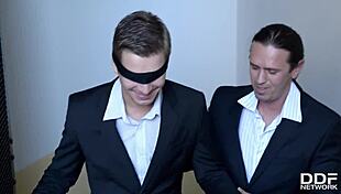 L'hôtesse Linda Sweet crie fort pendant une sodomie brutale à une fête d'enterrement de vie de garçon déchaînée