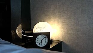 Эй, эта милая крошка делает эпический минет с грязными кончами!