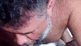 Me deliciando na pica do peludo