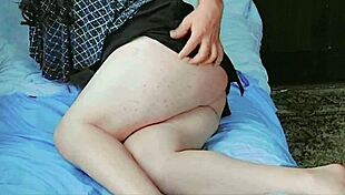 哇，看这扭臀娘娘腔变装者，大白屁股和性感腿！